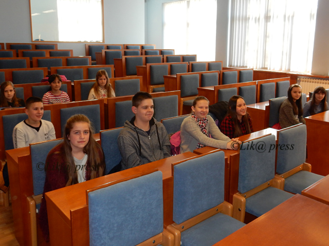 Učenici u vjećnićkim klupama u Gospiću                                                                                                                                                                                                                    